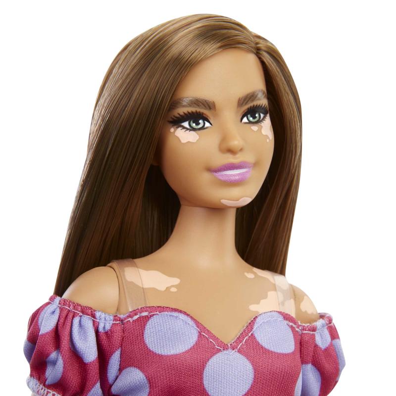 Mattel Barbie Fashionistas Vitiligo Puppe im schulterfreien Polka Dot Kleid (GRB62)